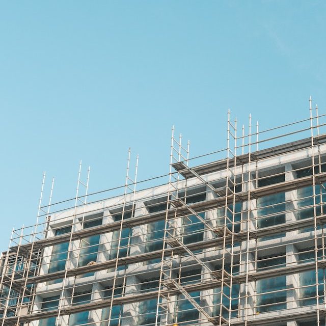 En erhvervsejendom med stillads foran