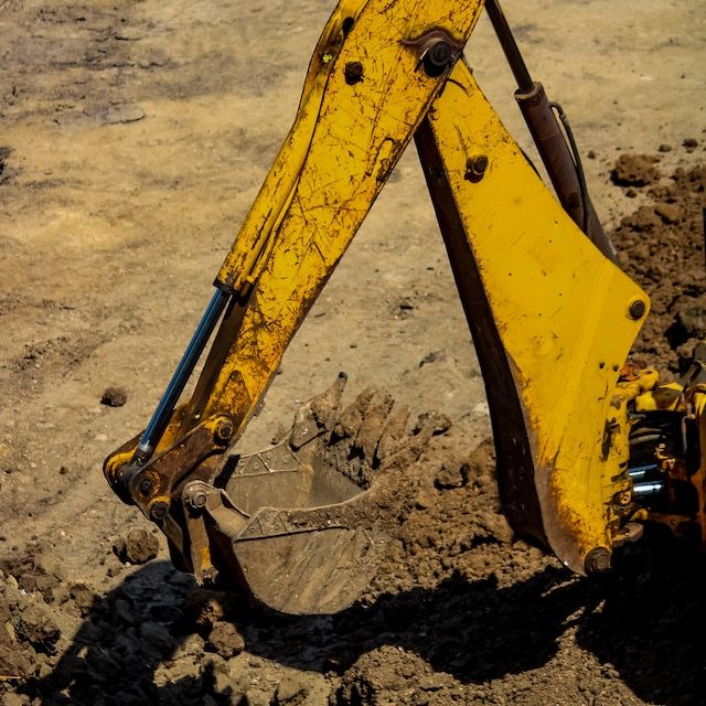 En lille gul gravko der graver et hul