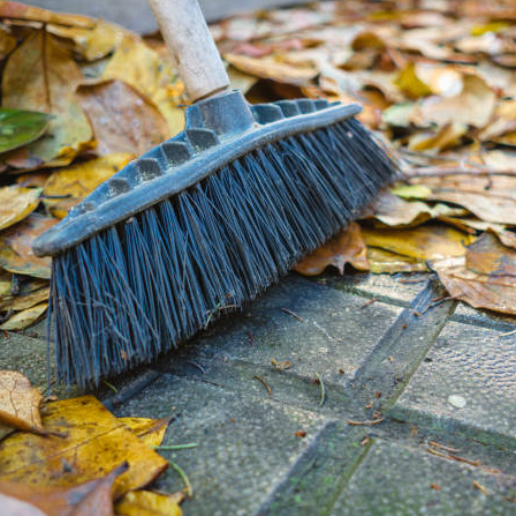 En kost der fejer visne blade